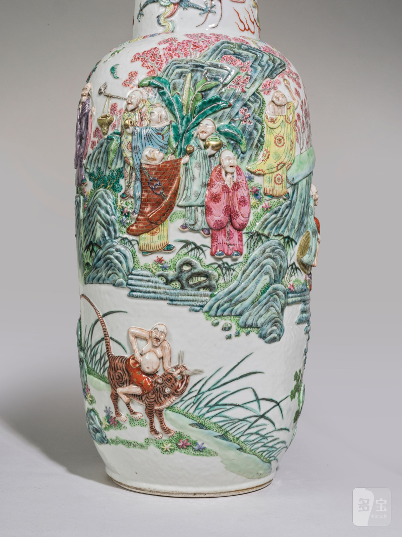 清晚期 粉彩凸雕十八羅漢棒槌瓶一對 | PAIRE DE GRANDS VASES EN PORCELAINE DE LA FAMILLE ROSE - 图20